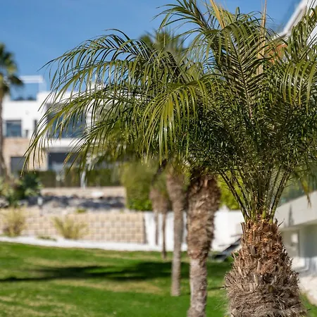 Cenuela - Lush Haven By United Renters Daire