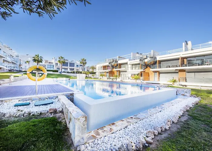 Ceñuela - Lush Haven By United Renters Apartamento Torrevieja